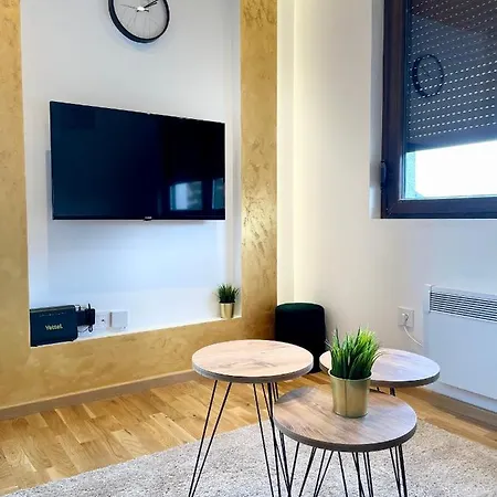 Apartment La *