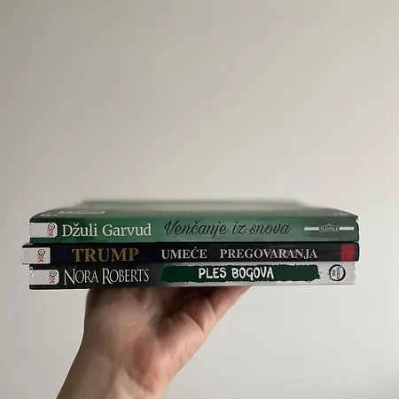 La شقة زلاتيبور